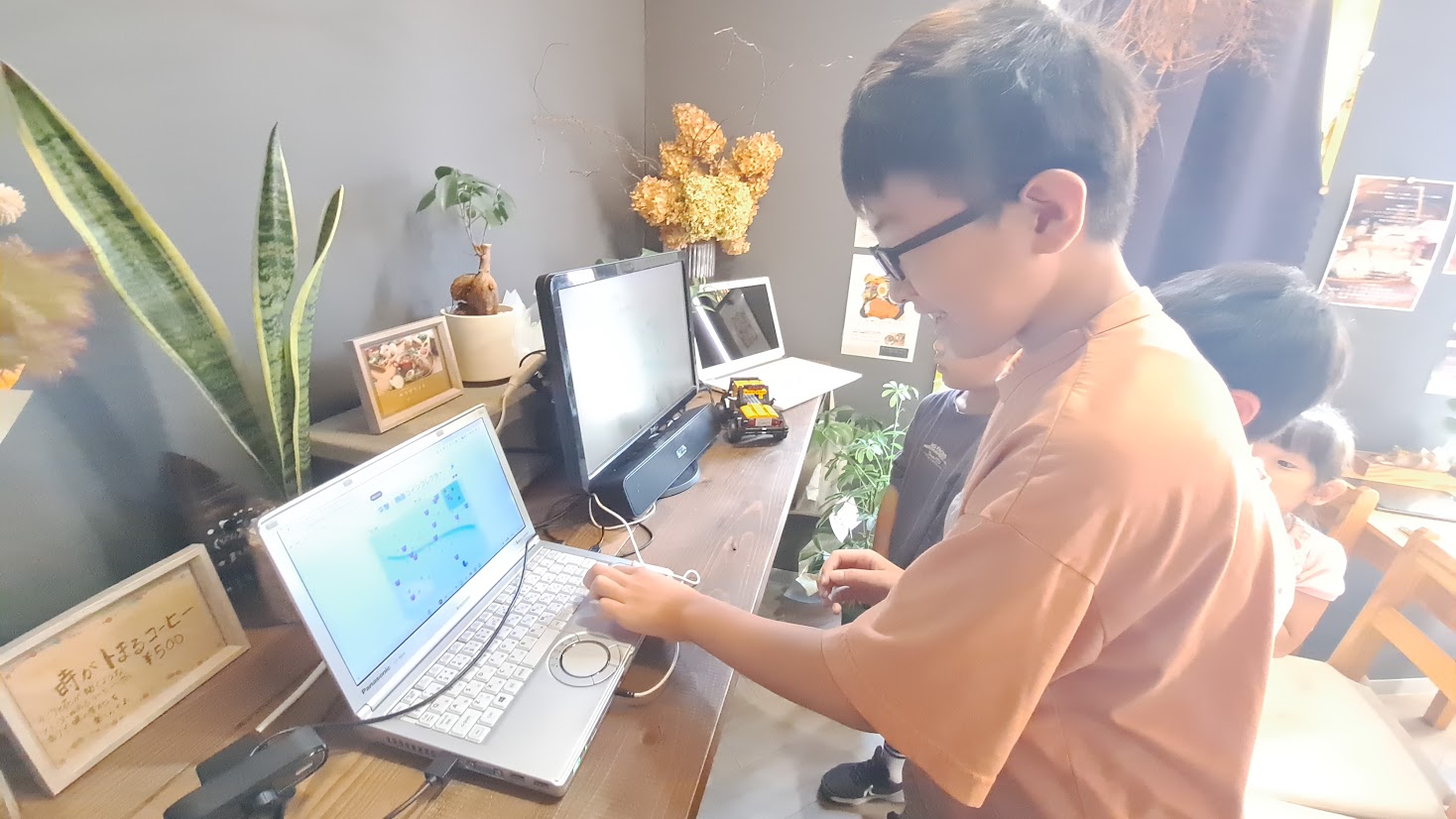 キーボードゲームで夢中になる様子