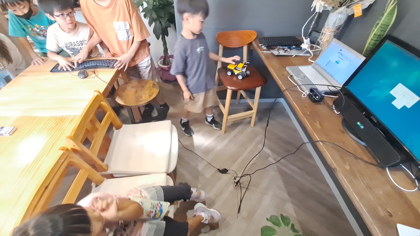 ラズベリーパイを組み立てる様子